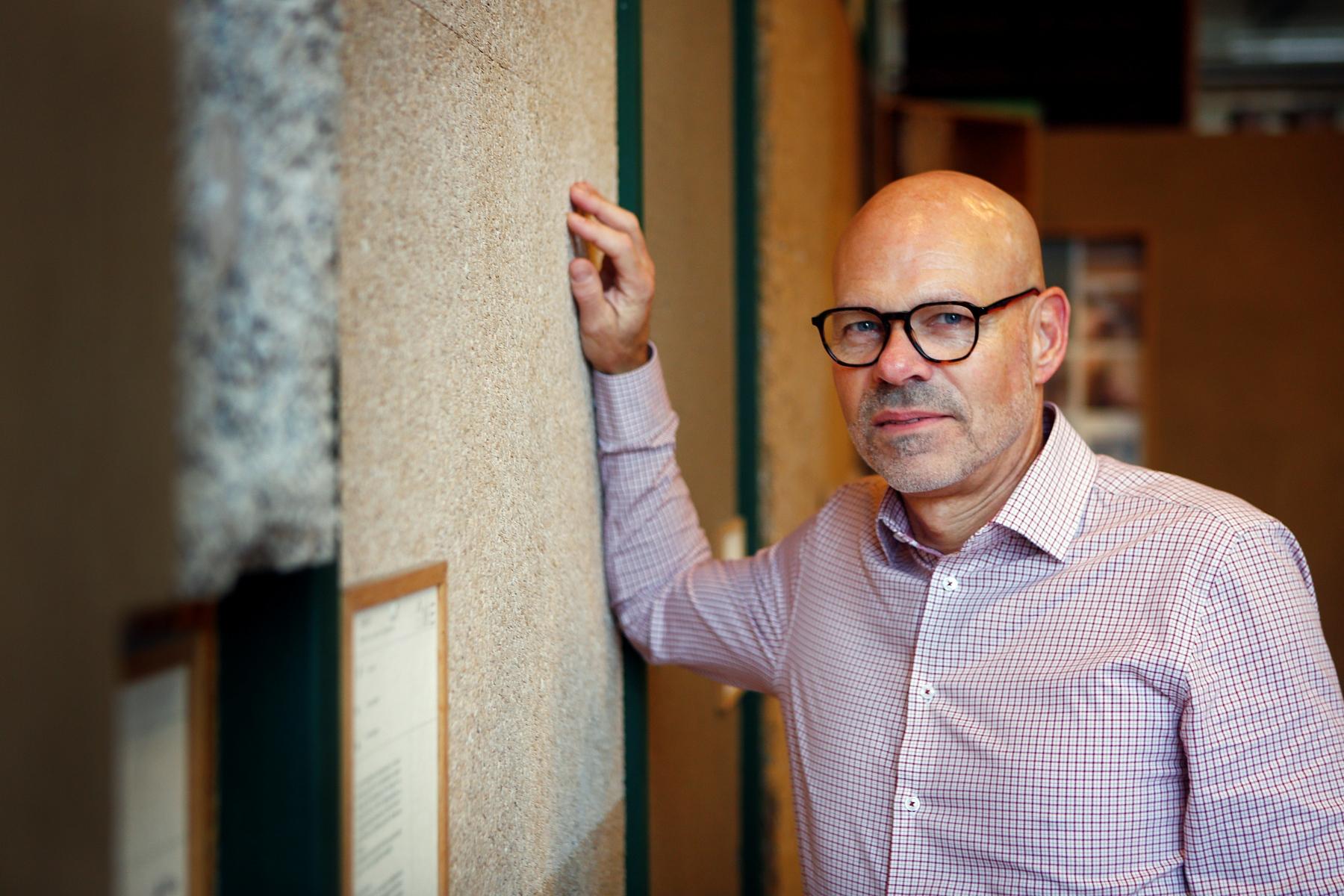 Torben Valdbjørn Rasmussen er seniorforsker og ekspert i biobaserede og klimavenlige byggematerialer.