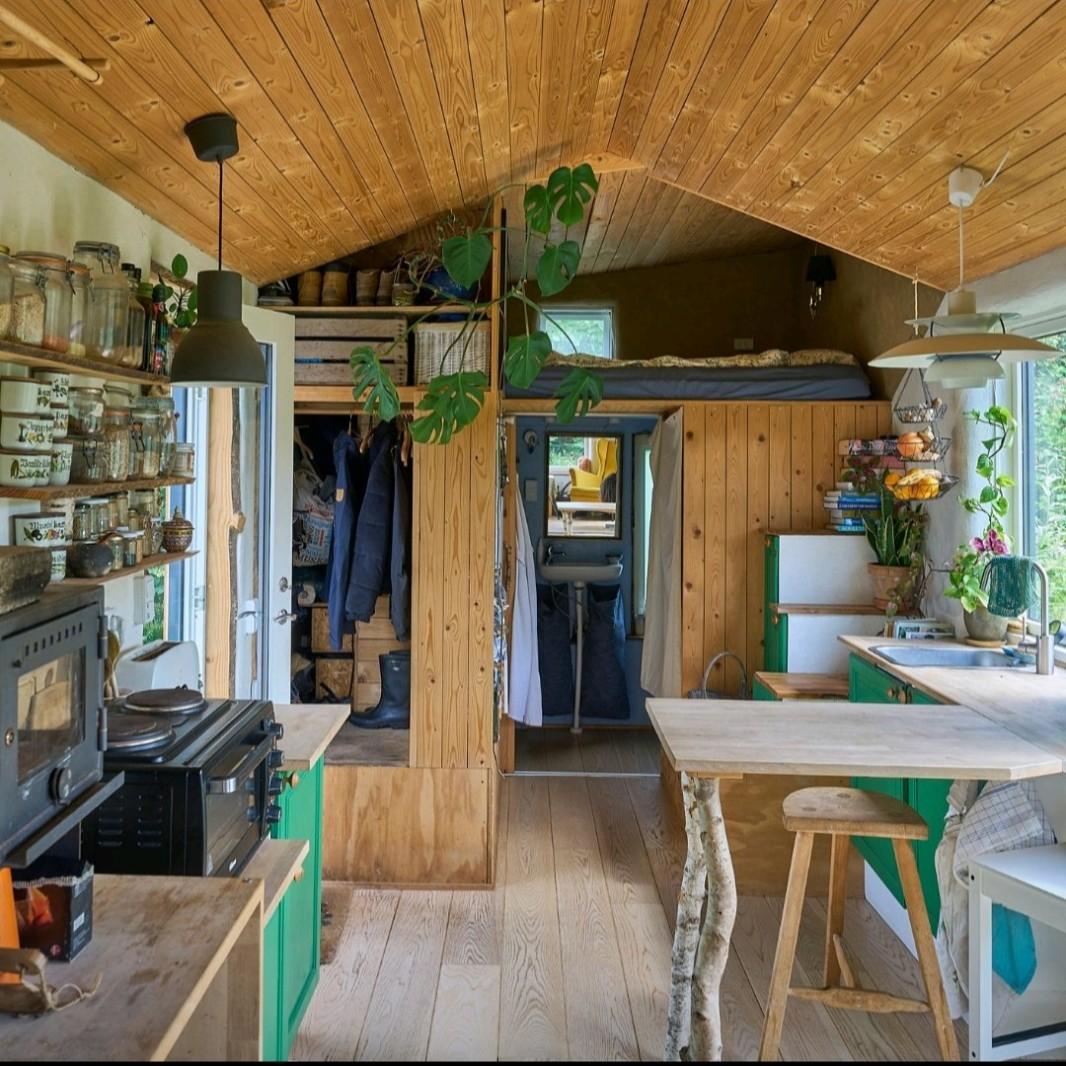 Et funktionelt køkken, en smart garderobe og en hyggelig hems skaber plads til både hverdag og drømme.